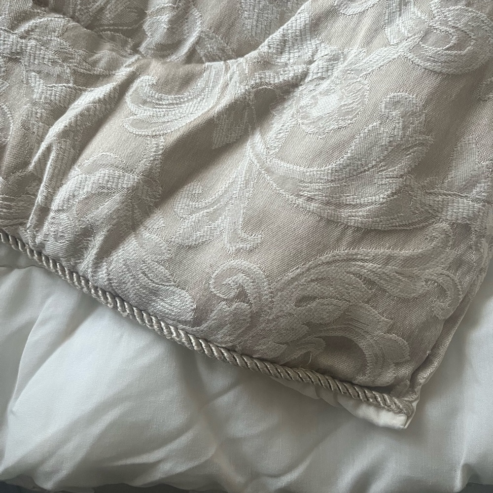 Elegant Cream Bedding Set